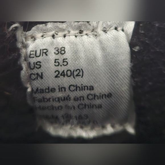 Black Sparkly Moon Boots - Trendy Winter Fashion - Picture 8 of 14